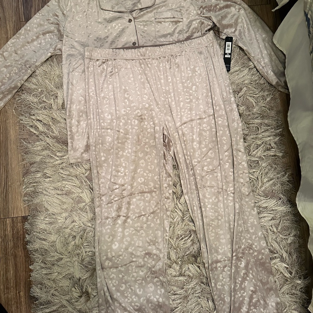 Nicole Miller Nude/ Tan Textured Pajama Set